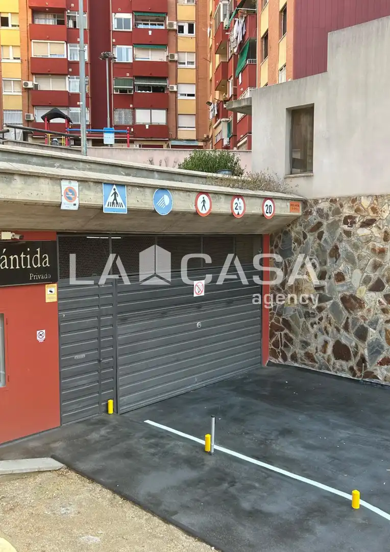 Parking de Piso en venta en Badalona con Calefacción y Balcón