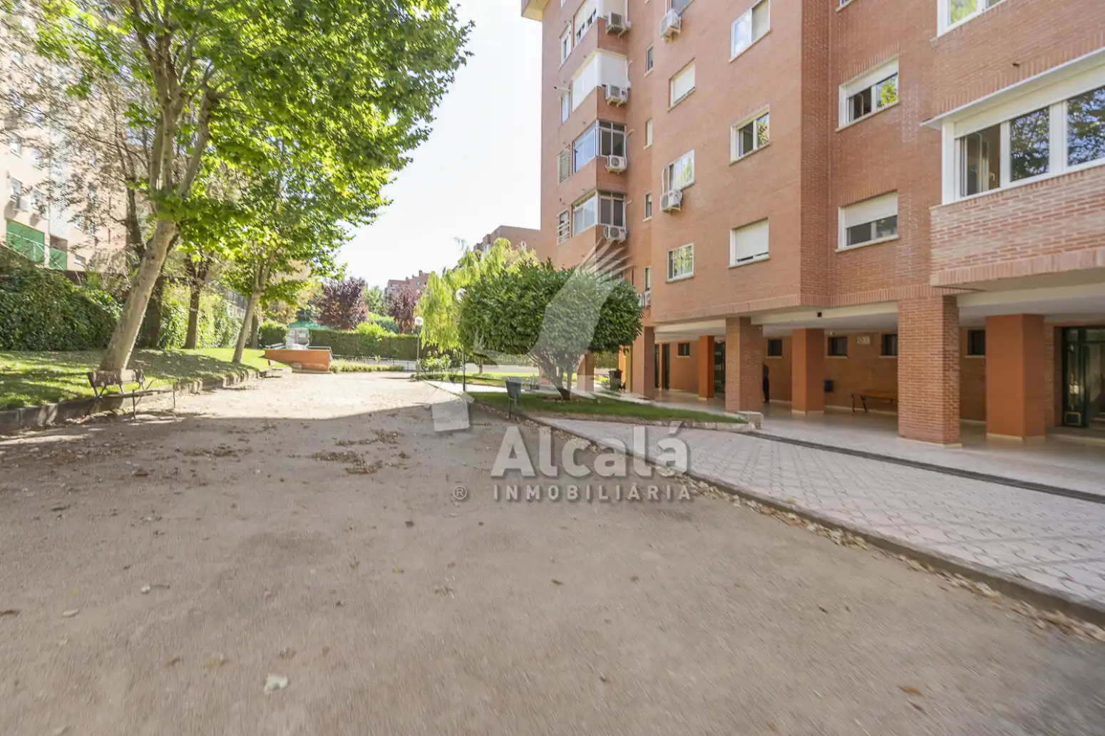 Vista exterior de Piso en venta en Madrid con Calefacción, Jardín privado y Piscina