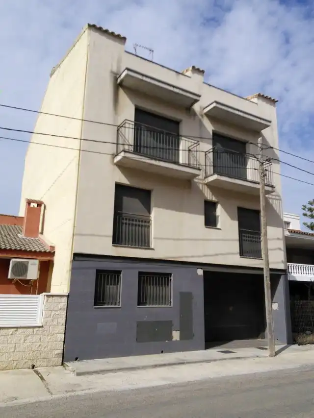 Vista exterior de Edificio en venta en Deltebre