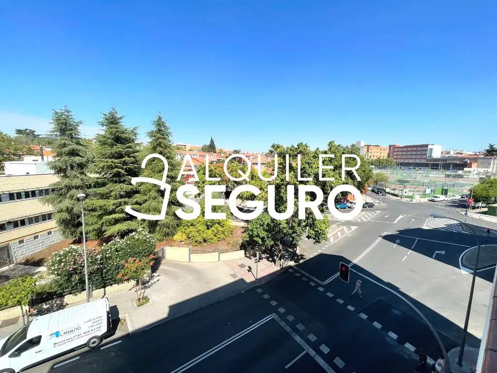Exterior view of Flat for rent in Madrid  with Heating