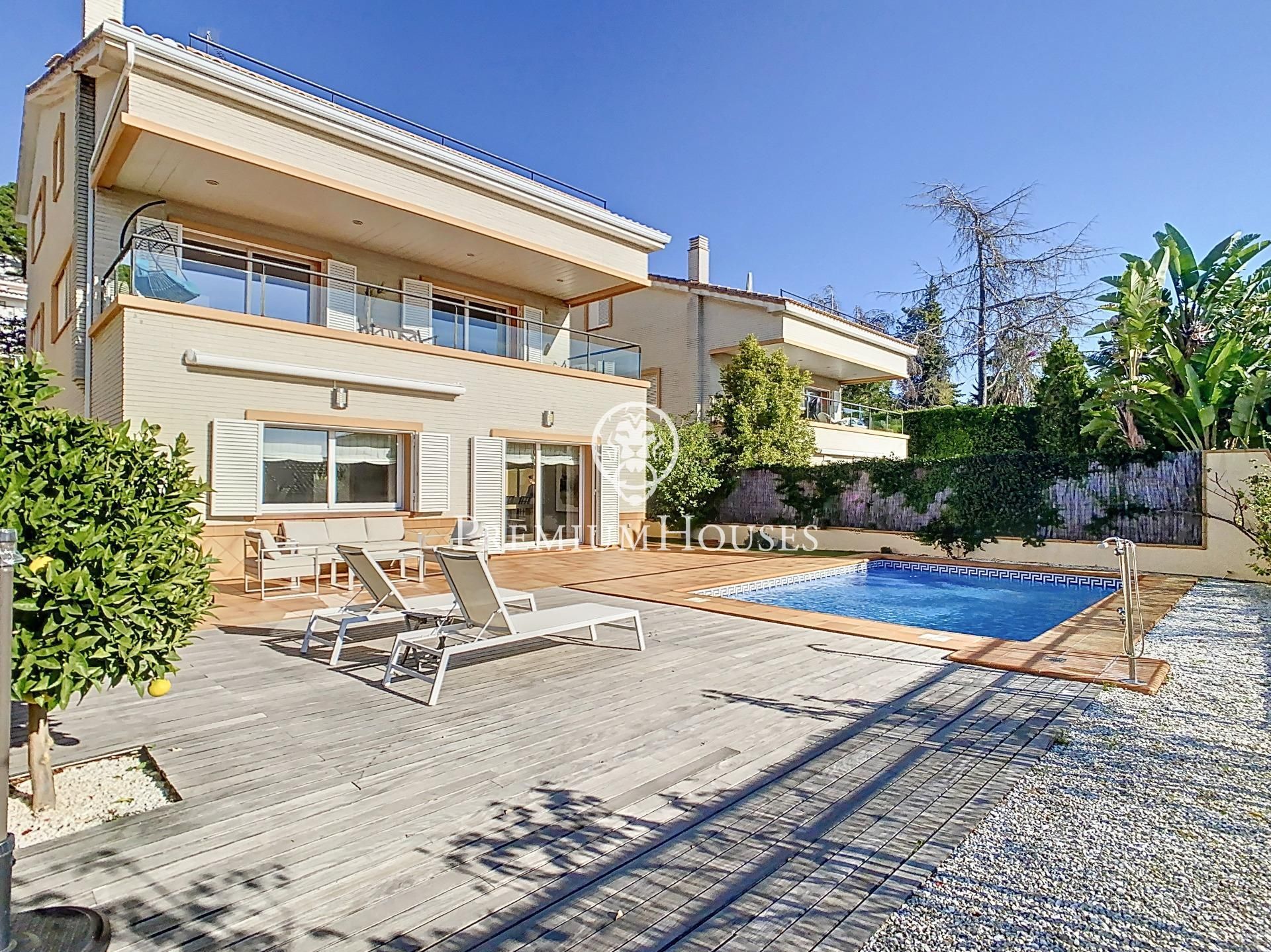 Exterior view of House or chalet for sale in Vilassar de Dalt  with Air Conditioner, Heating and Private garden