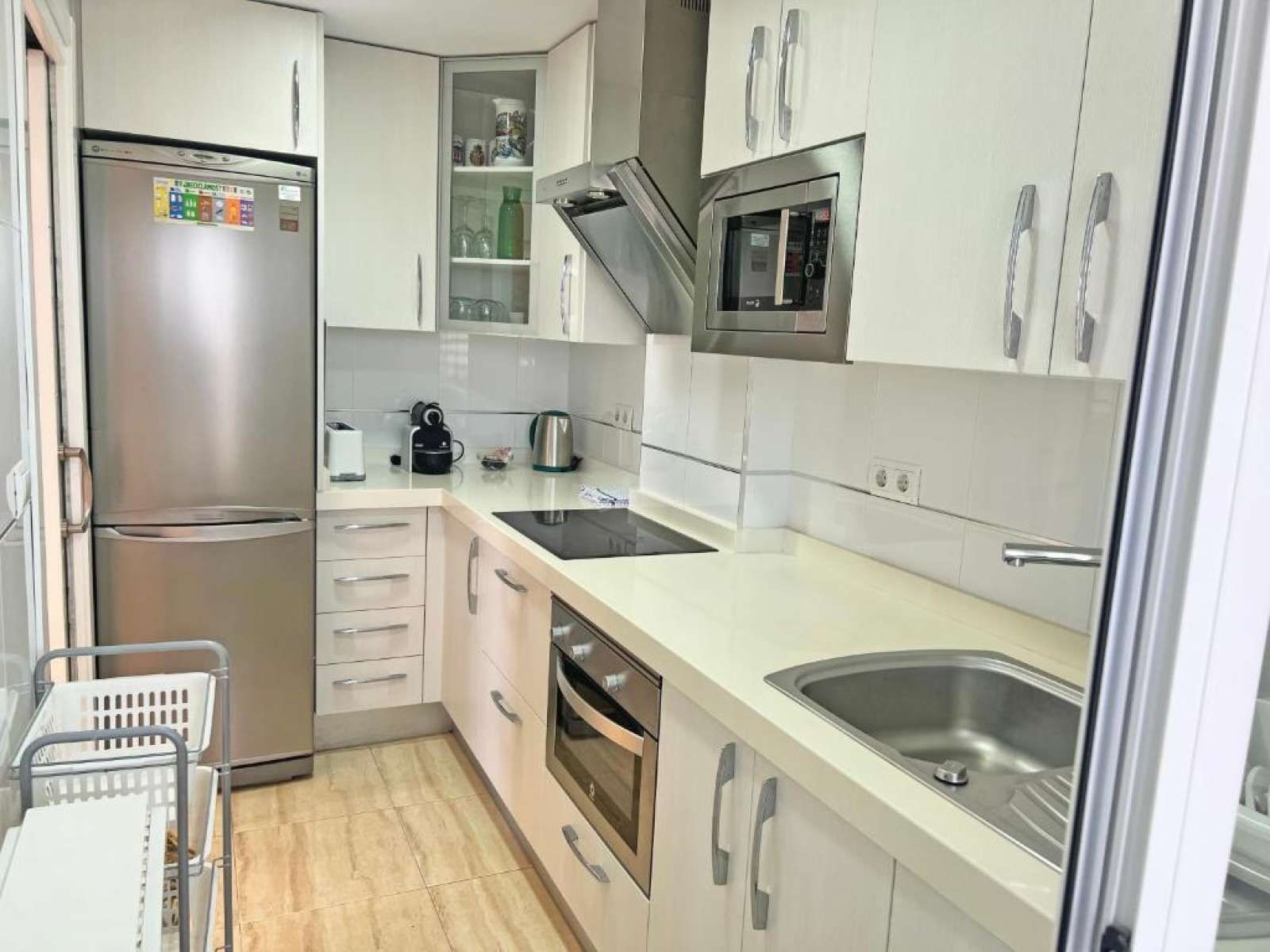 Kitchen of Apartment to share in El Campello  with Air Conditioner and Terrace