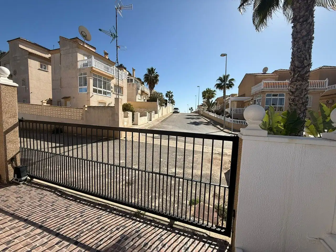 Vista exterior de Casa o xalet en venda en Orihuela amb Calefacció, Terrassa i Piscina