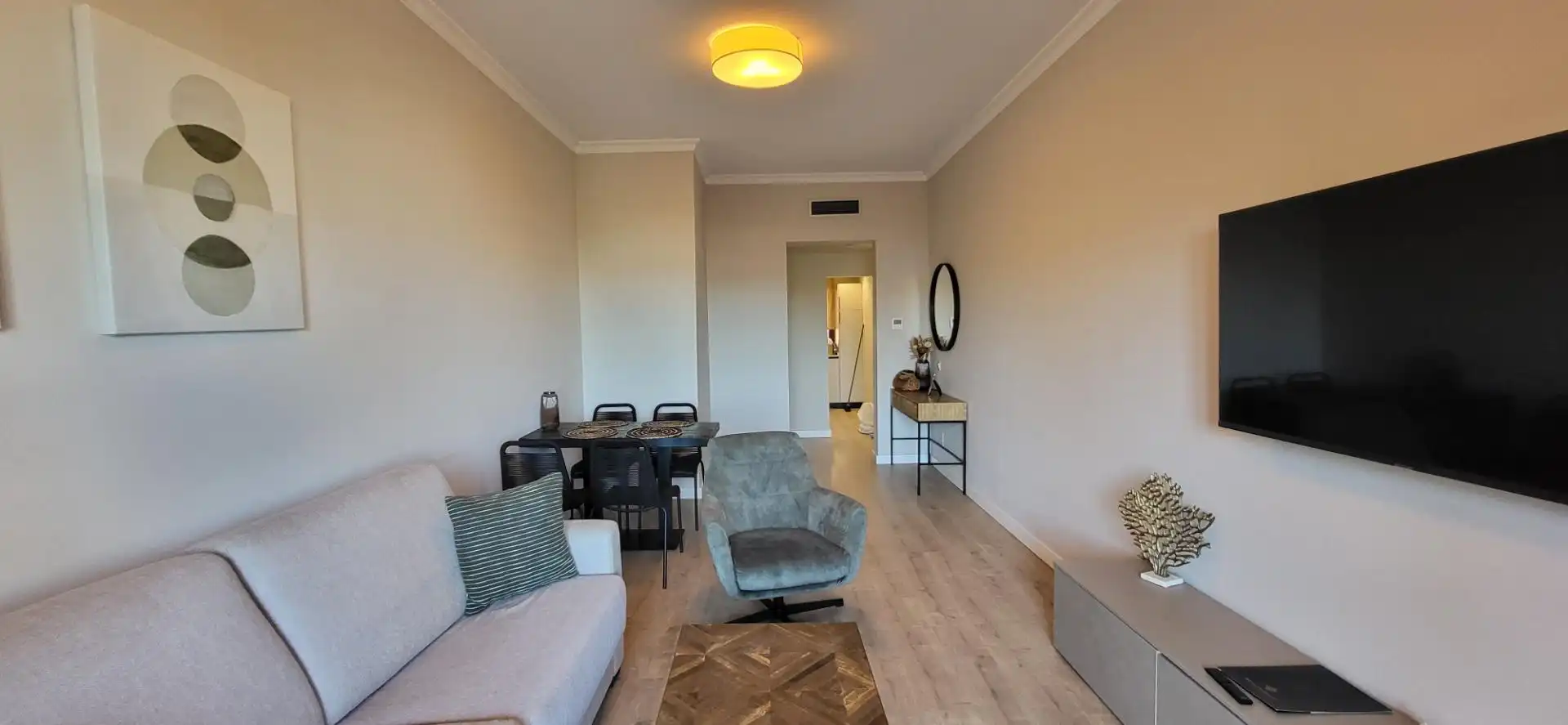 Sala d'estar de Apartament en venda en Benahavís amb Aire condicionat, Calefacció i Jardí privat