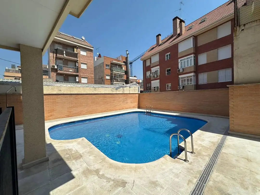 Piscina de Pis de lloguer en Madrid amb Calefacció, Jardí privat i Terrassa