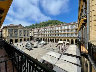 Appartamento con balcone in affitto a Constitución Plaza 145