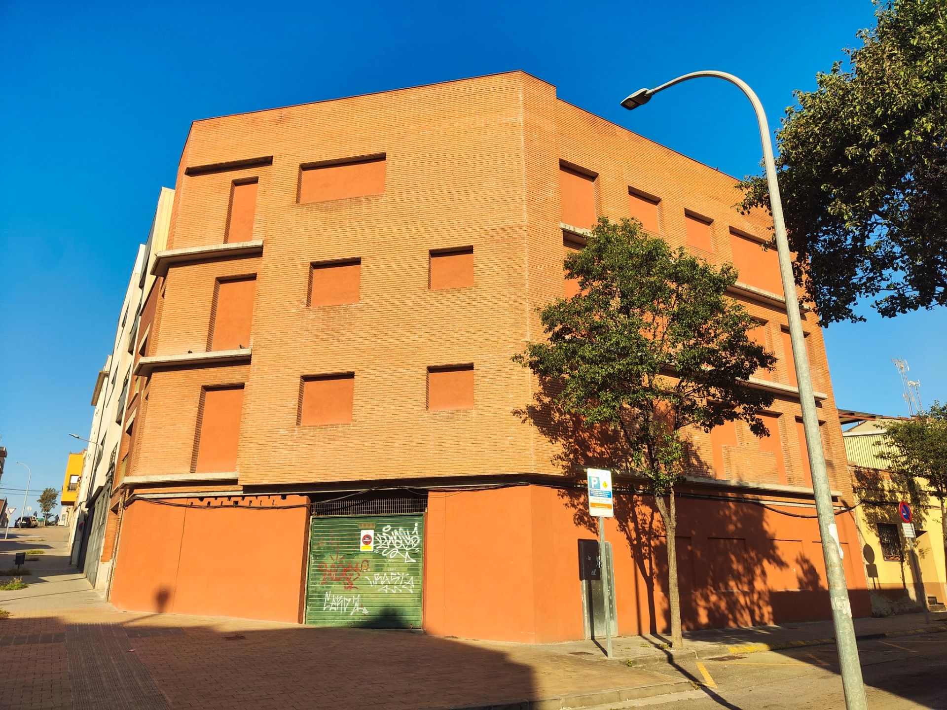 Vista exterior de Edifici en venda en Terrassa