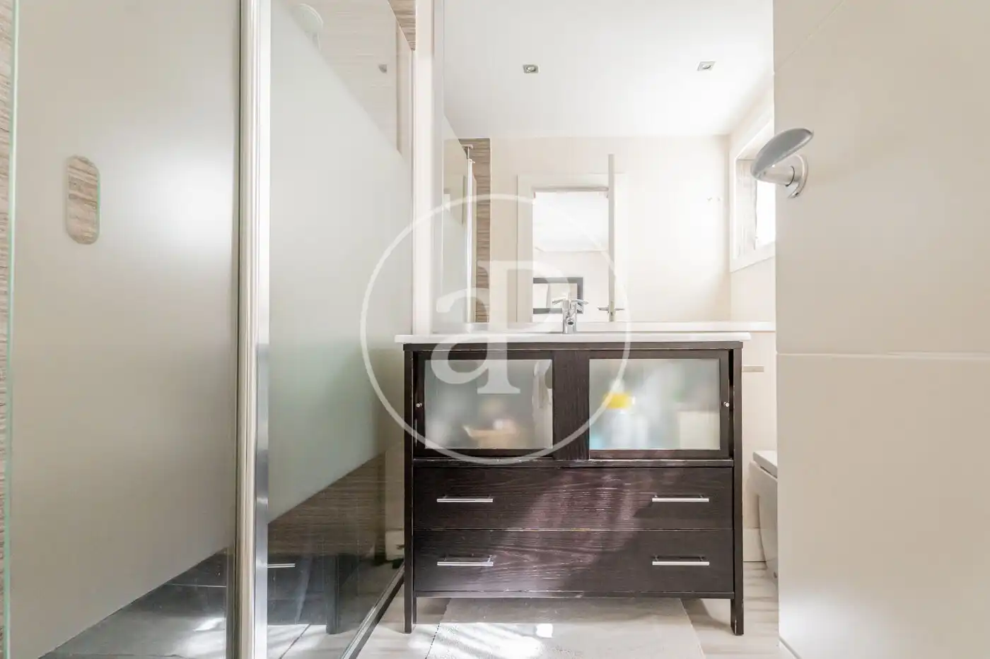 Badezimmer von Wohnung zum Verkauf in Madrid mit Klimaanlage, Heizung und Privatgarten