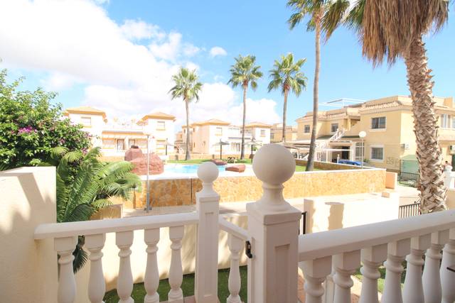 Casa adosada en Alquiler en Calle Estragón, 3 en Villamartín - Las Filipinas