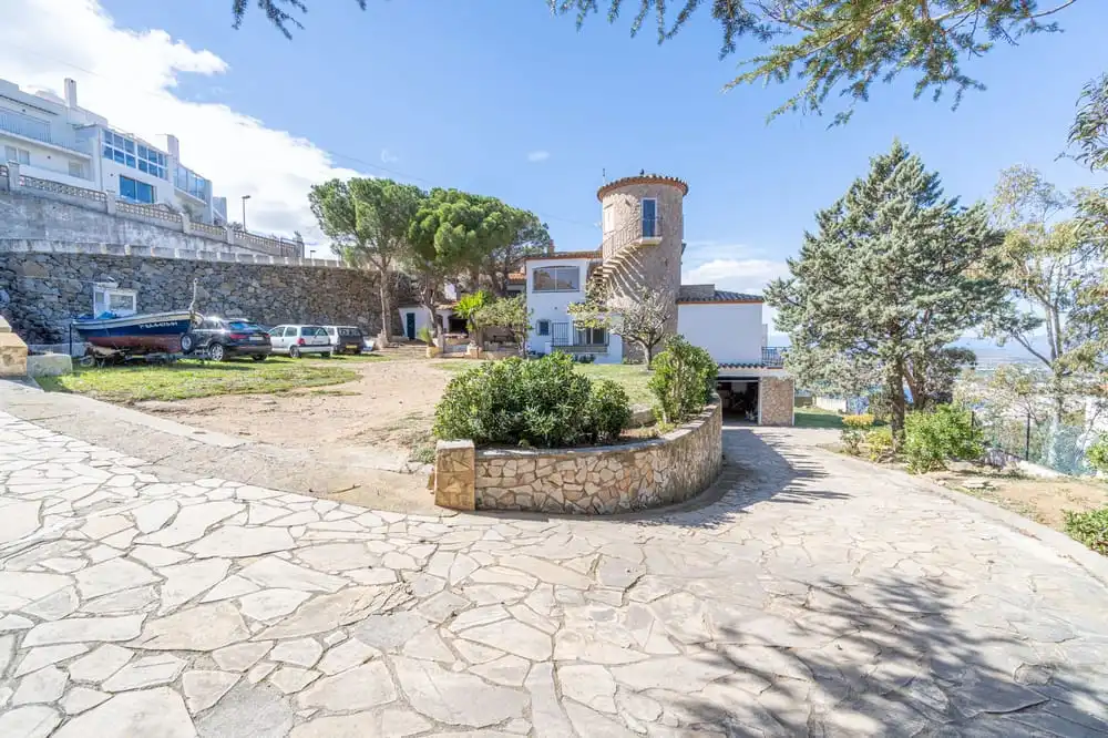 Vista exterior de Casa o xalet en venda en Roses amb Calefacció, Jardí privat i Terrassa
