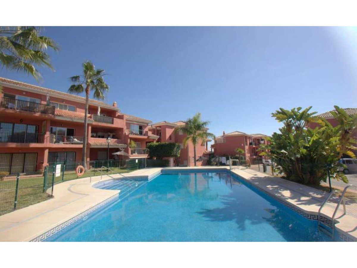 Vista exterior de Apartament en venda en Manilva amb Terrassa, Moblat i Piscina comunitària