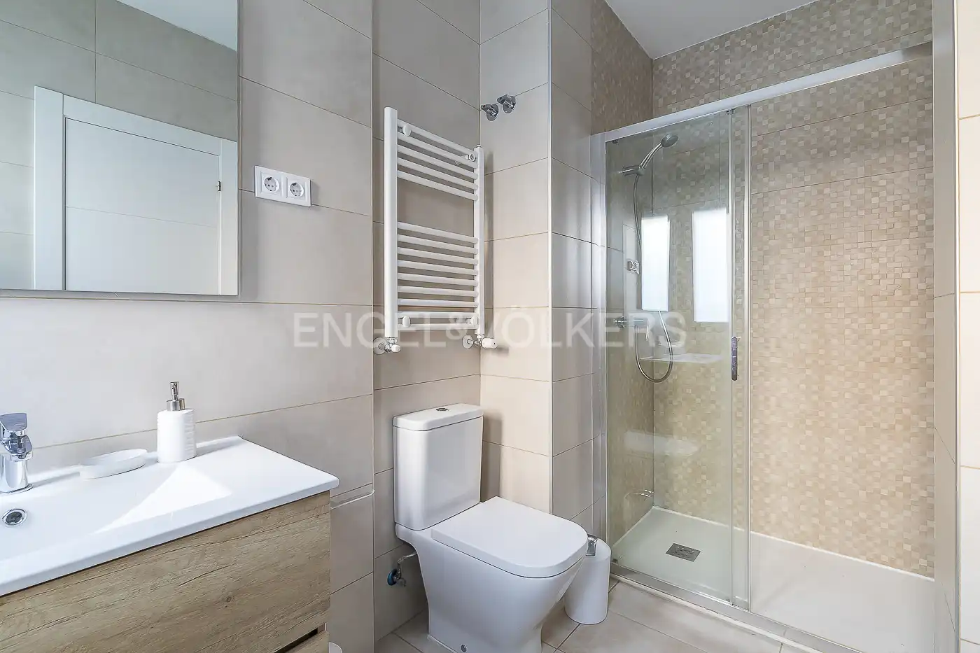 Bany de Apartament de lloguer en Madrid amb Aire condicionat, Calefacció i Moblat