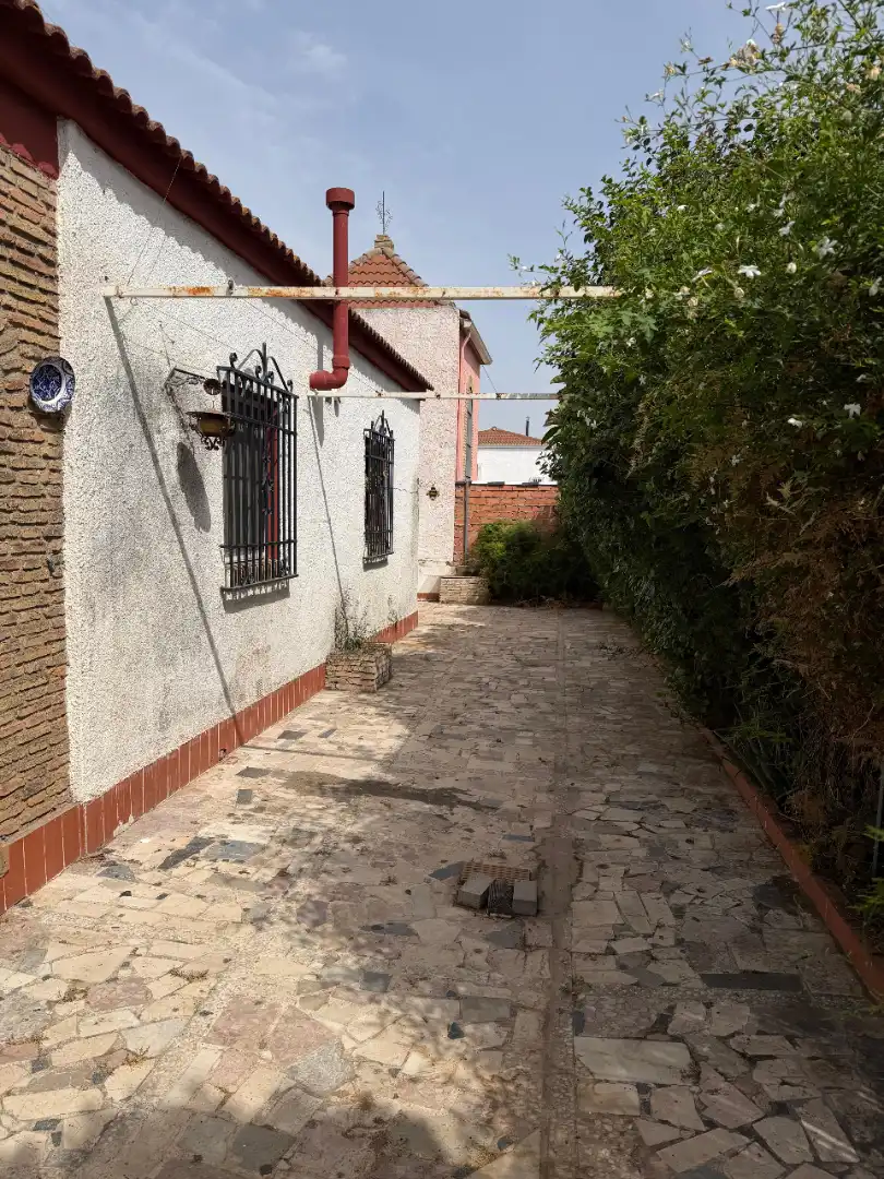 Vista exterior de Casa o xalet en venda en Dos Hermanas amb Jardí privat i Alarma