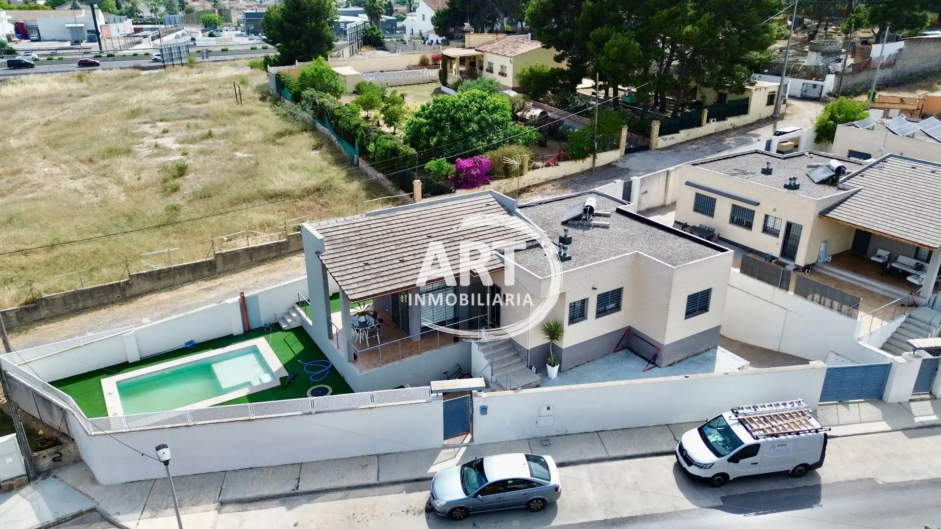 Vista exterior de Casa o xalet en venda en La Pobla de Vallbona amb Aire condicionat, Calefacció i Jardí privat