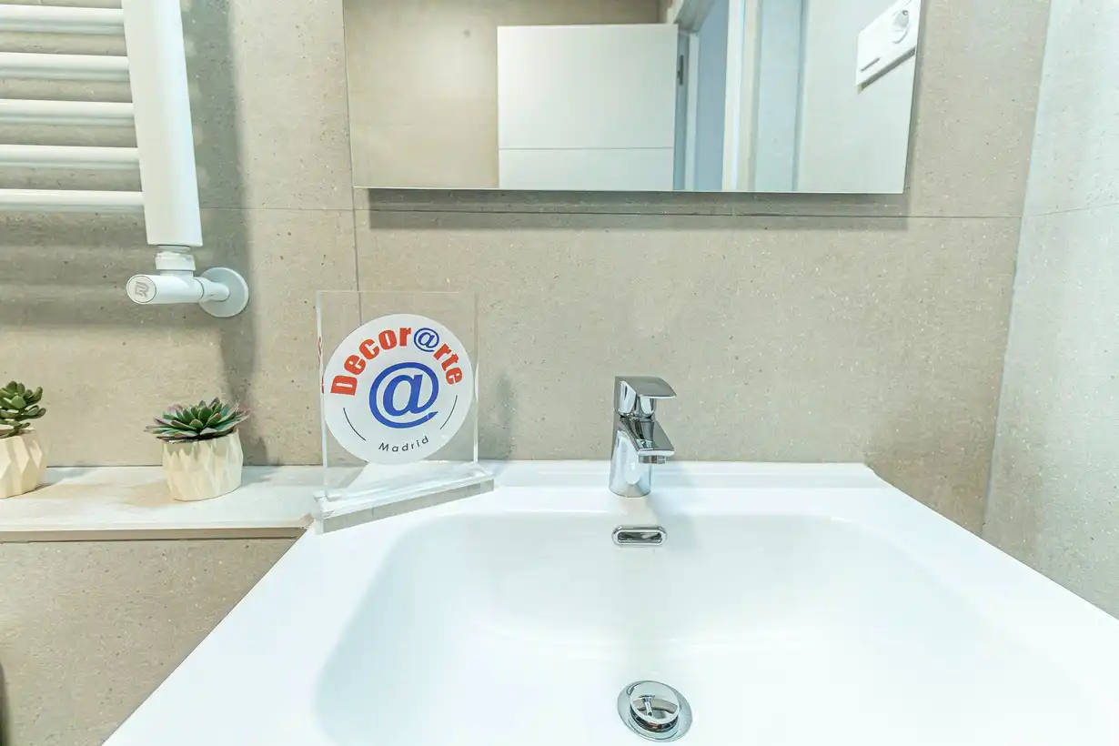 Bathroom of Flat for sale in Madrid  with Air Conditioner, Heating and Terrace