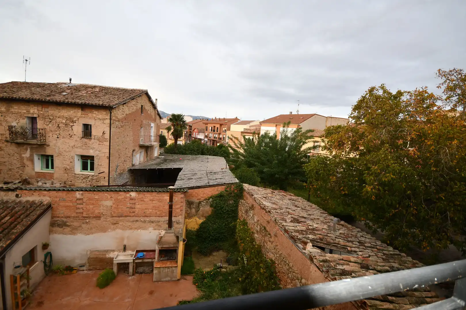 Vista exterior de Finca rústica en venda en Fuenmayor amb Calefacció, Parquet i Terrassa