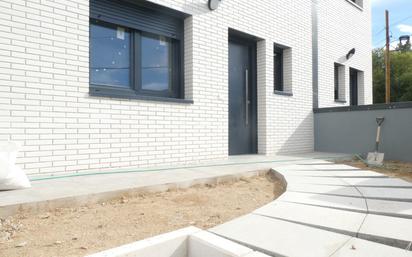 Exterior view of Single-family semi-detached for sale in Sant Fost de Campsentelles  with Air Conditioner, Heating and Terrace