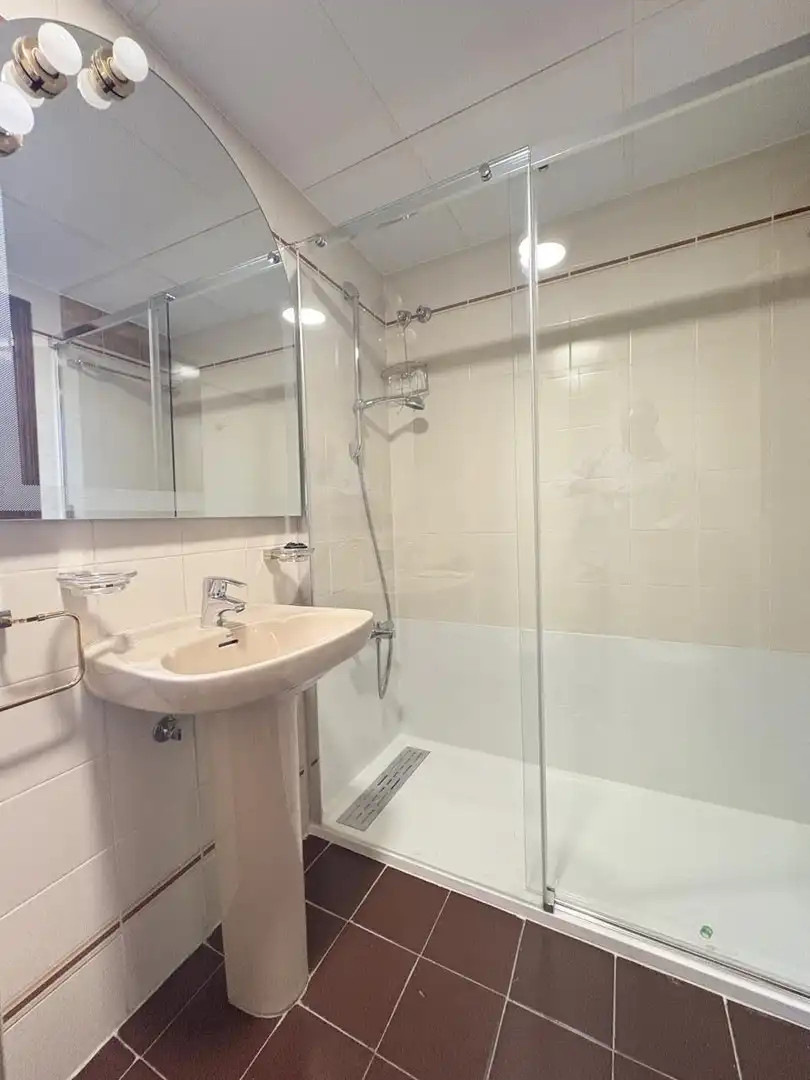 Badezimmer von Wohnung zur Miete in Madrid mit Klimaanlage, Heizung und Parkett