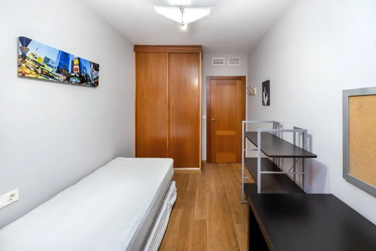 Bedroom of Flat for rent in Granada  with Heating, Private garden and Storage room