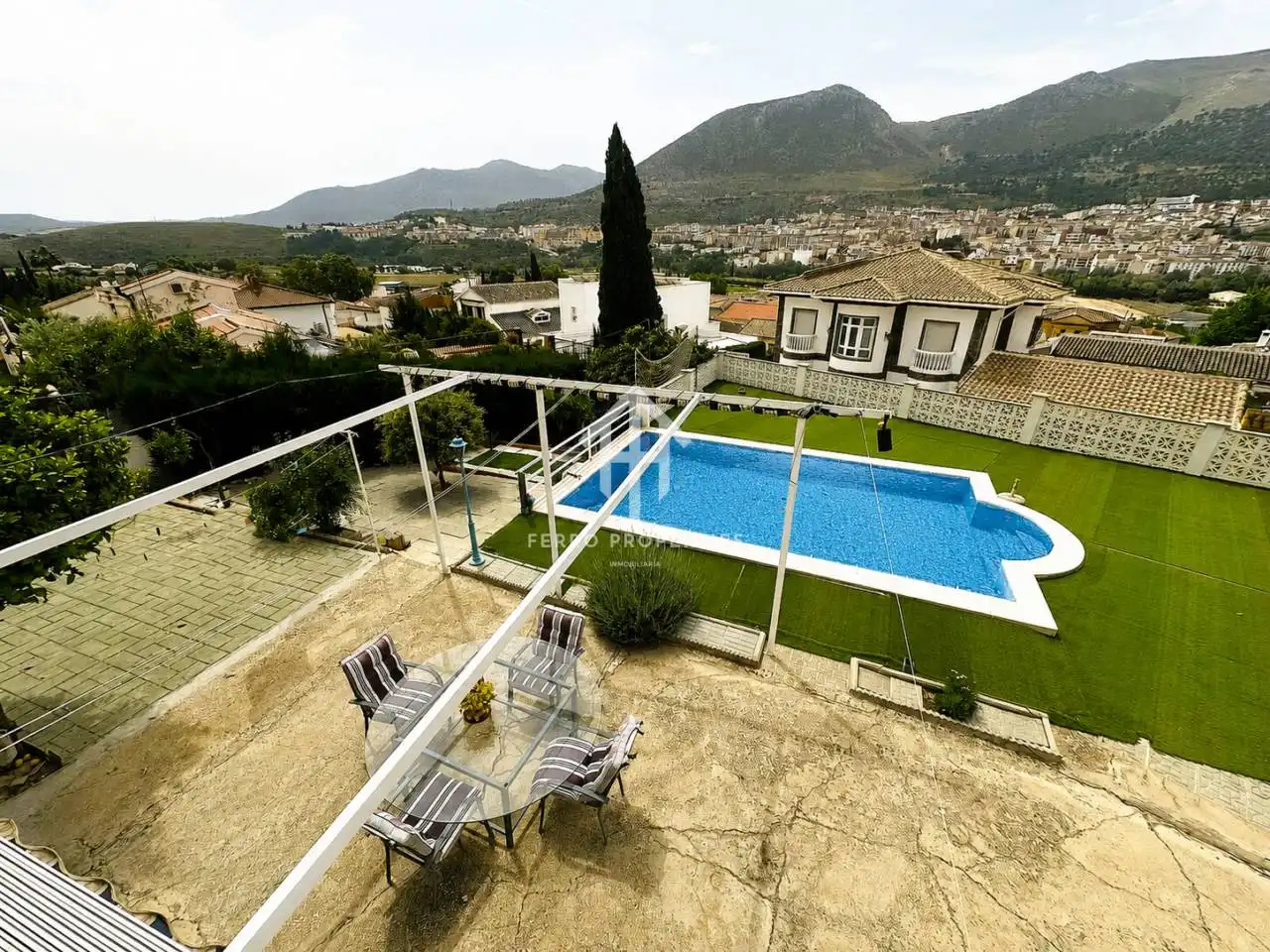 Vista exterior de Casa o xalet en venda en Loja amb Aire condicionat, Jardí privat i Terrassa