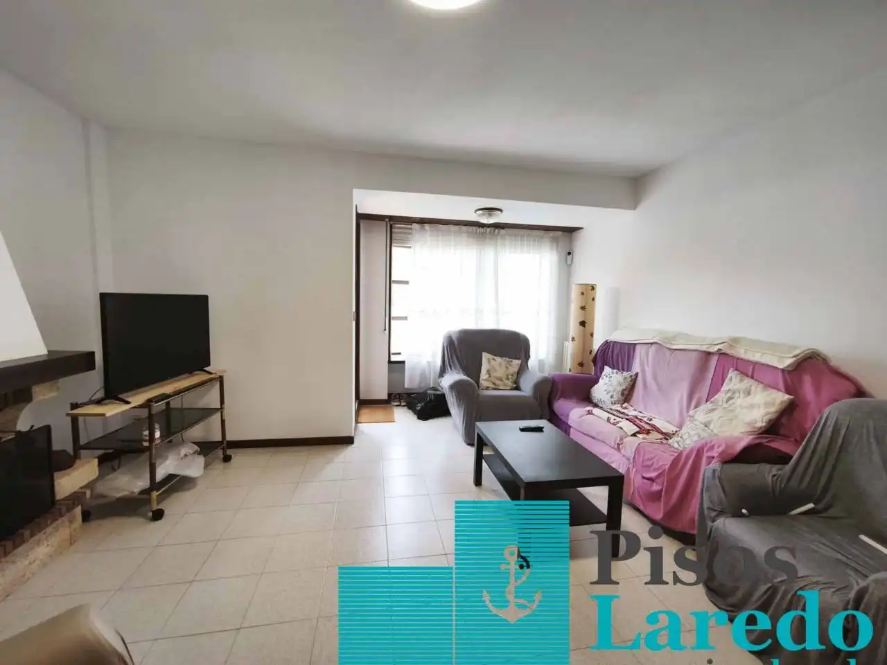Sala d'estar de Casa adosada en venda en Laredo amb Calefacció, Jardí privat i Parquet