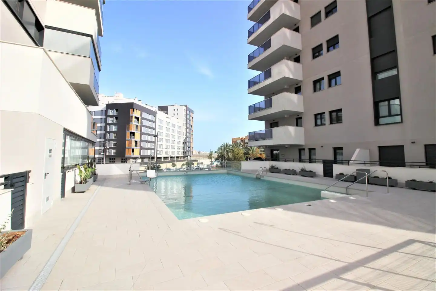 Piscina de Piso de alquiler en  Almería Capital con Aire acondicionado, Jardín privado y Terraza