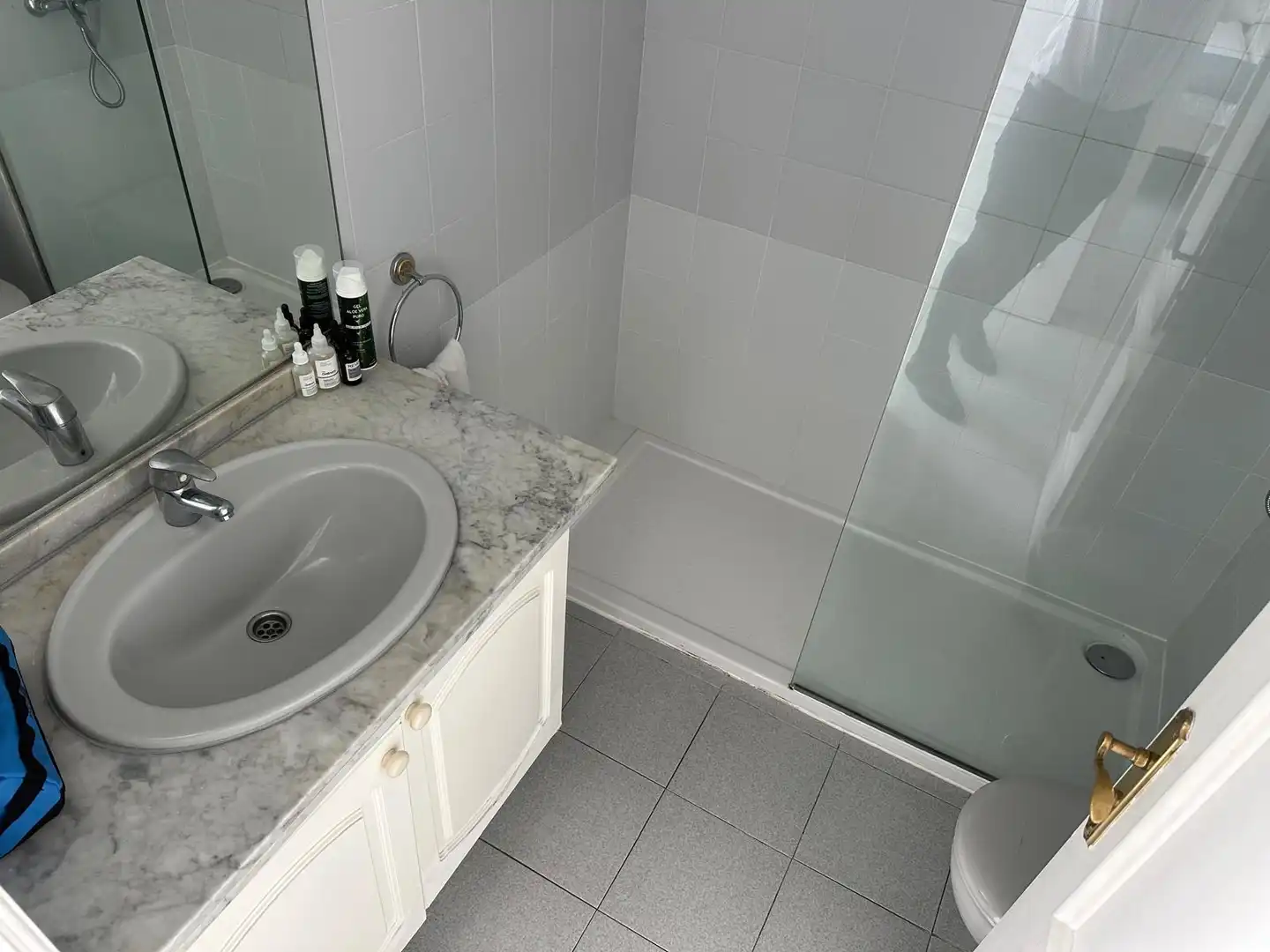 Badezimmer von Wohnungen zum Verkauf in Adeje mit Privatgarten, Terrasse und Gemeinschaftspool