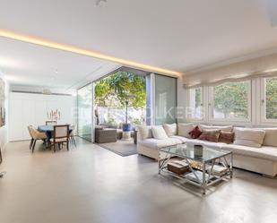 Sala d'estar de Casa o xalet en venda en  Madrid Capital amb Aire condicionat, Calefacció i Jardí privat