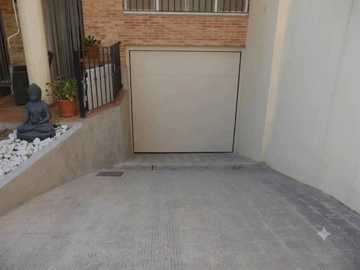 Aparcament de Casa adosada en venda en Sagunto / Sagunt amb Aire condicionat, Calefacció i Jardí privat