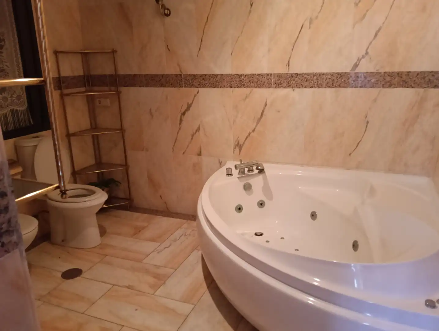 Bany de Casa o xalet en venda en Casarrubios del Monte amb Aire condicionat, Calefacció i Jardí privat