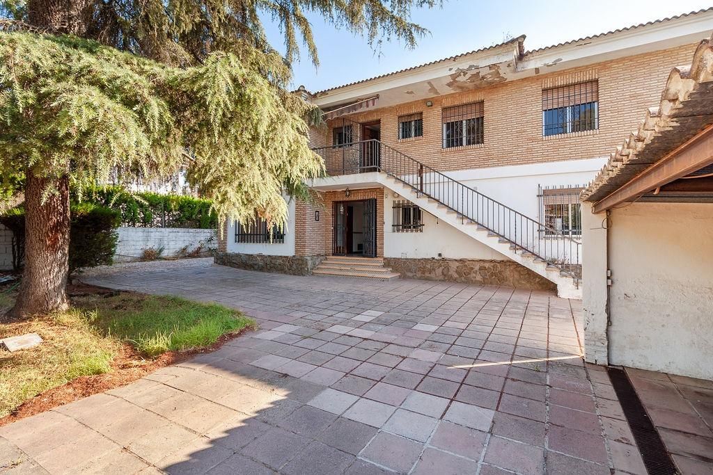 Vista exterior de Casa o xalet en venda en  Córdoba Capital amb Jardí privat, Terrassa i Traster