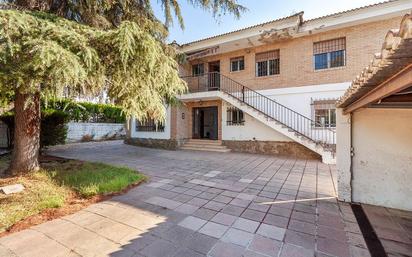 Vista exterior de Casa o xalet en venda en  Córdoba Capital amb Jardí privat, Terrassa i Traster