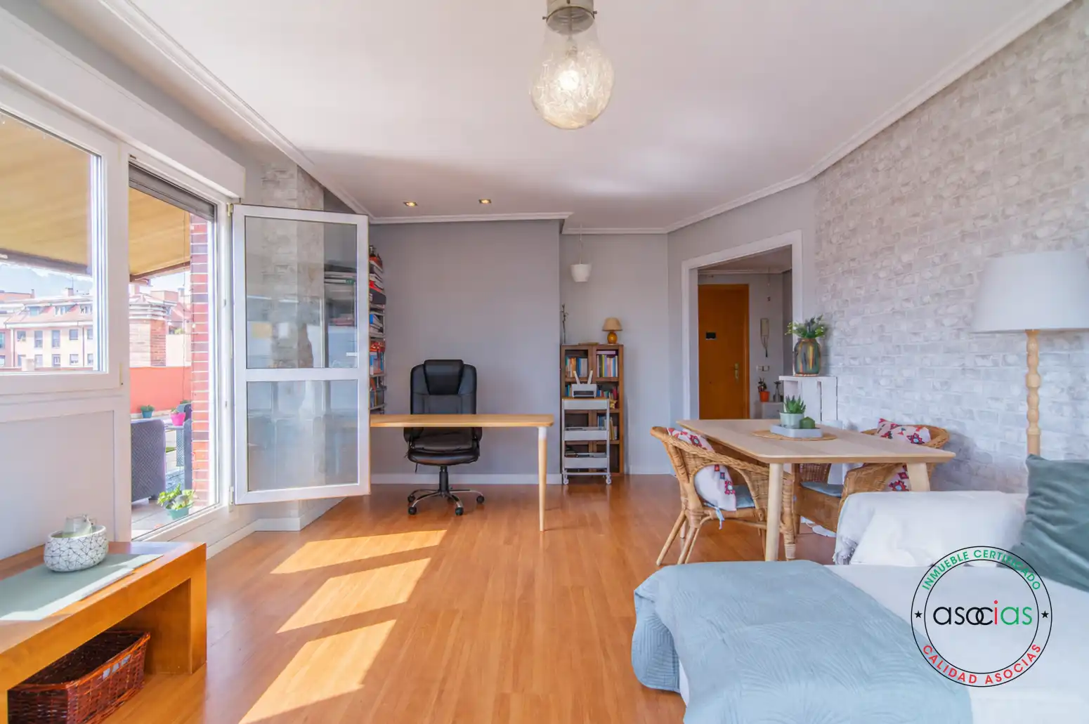Sala d'estar de Àtic en venda en Oviedo  amb Calefacció, Jardí privat i Parquet