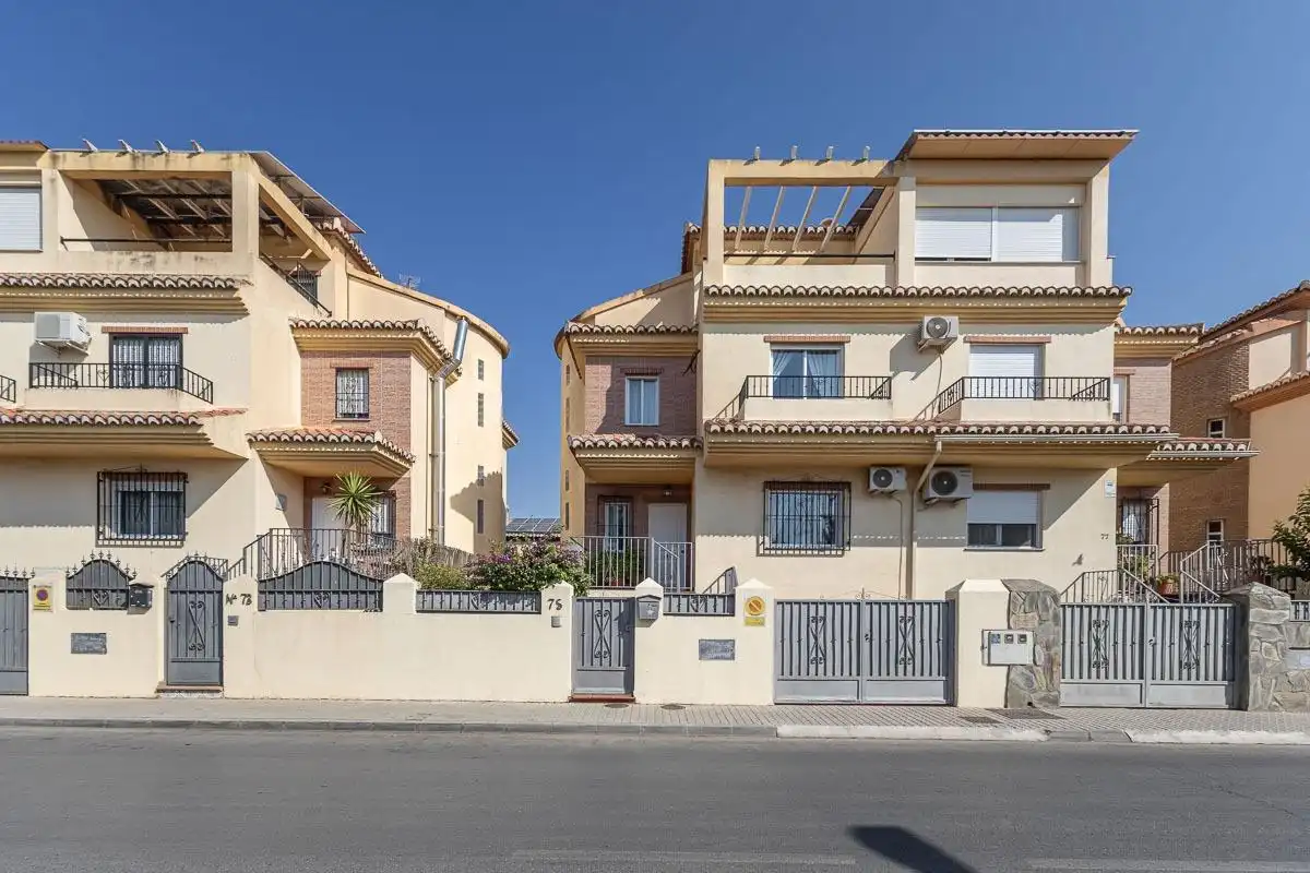 Vista exterior de Casa adosada en venda en Las Gabias amb Calefacció, Jardí privat i Terrassa
