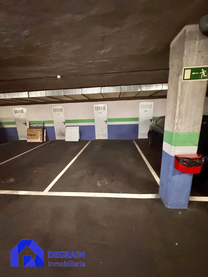 Parking de Piso en venta en Oviedo  con Calefacción, Trastero y Balcón