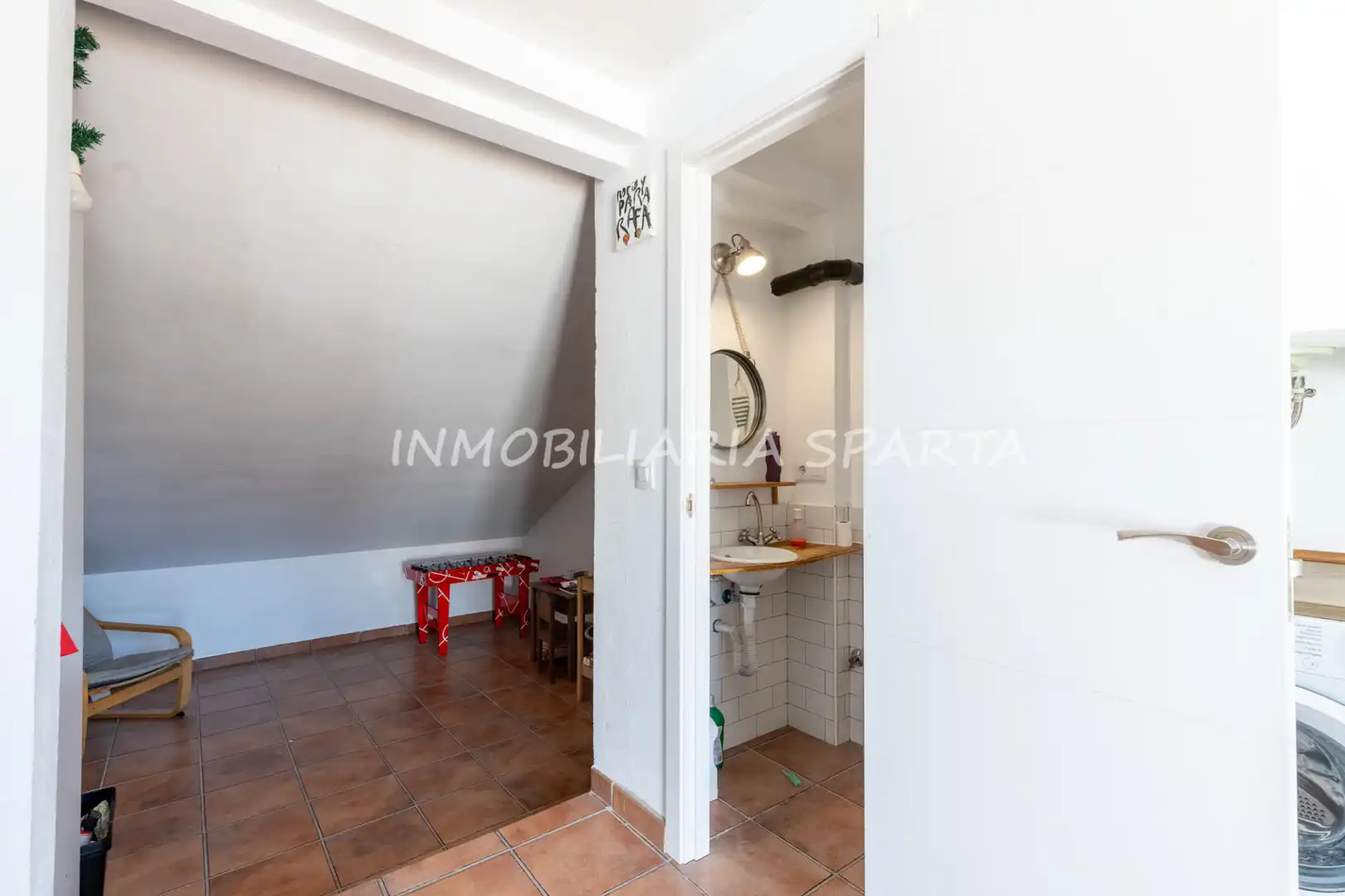 Casa adosada en venta en Gelves con Terraza, Horno y Lavadora