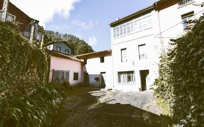 Vista exterior de Casa o xalet en venda en Llanes amb Jardí privat, Terrassa i Traster