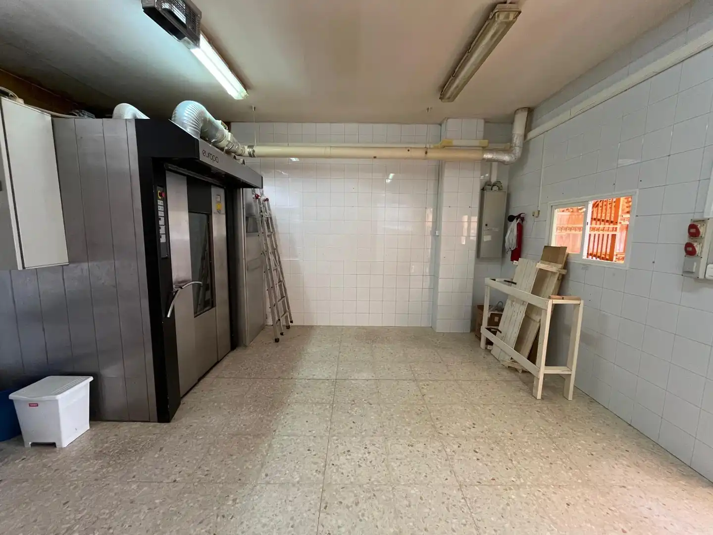Cuina de Local en venda en Camas amb Moblat
