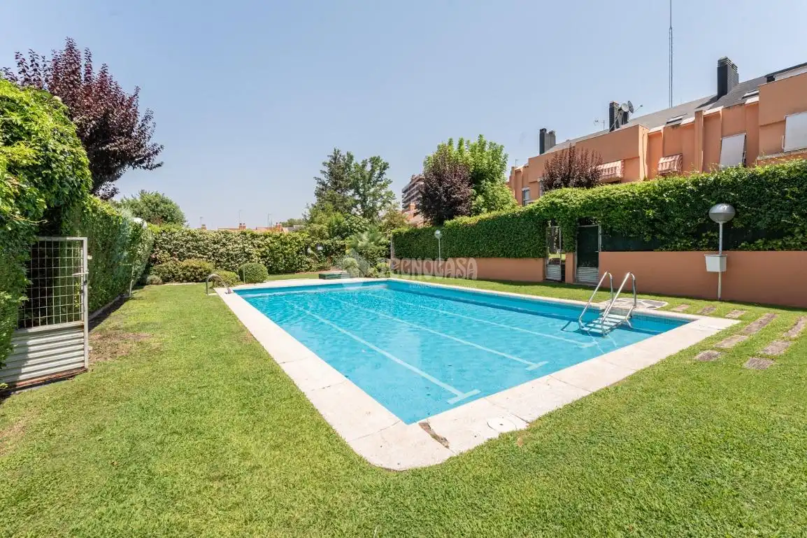 Piscina de Casa adosada en venda en Madrid amb Aire condicionat i Balcó