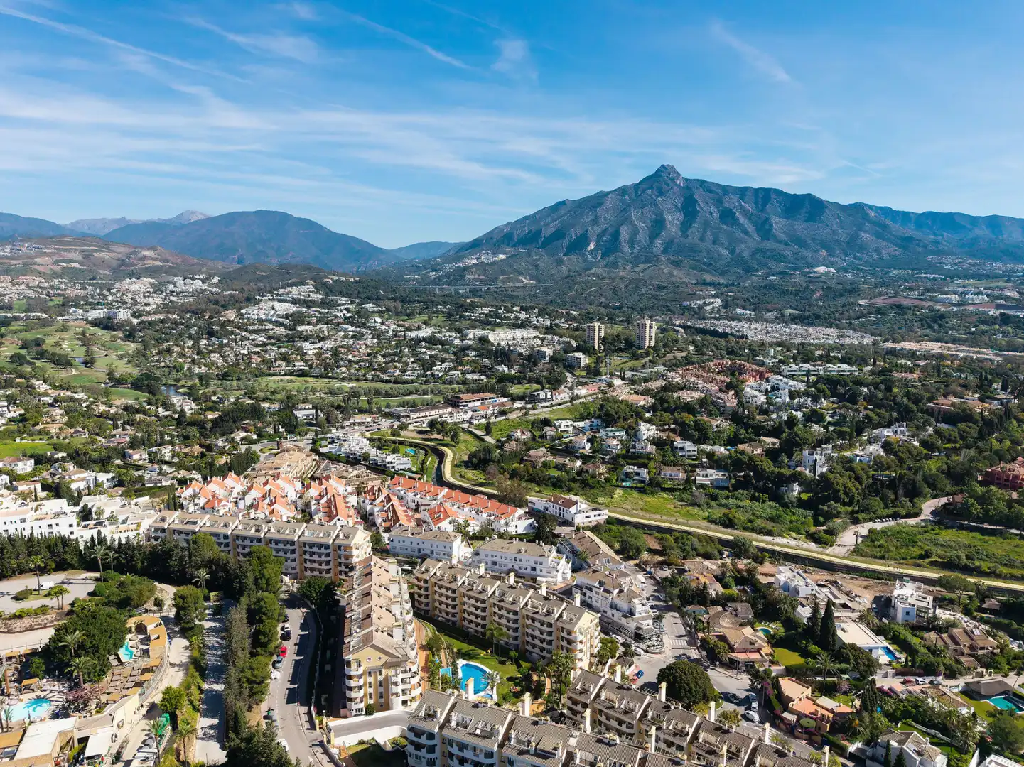 Außenansicht von Dachboden zum Verkauf in Marbella mit Klimaanlage, Terrasse und Abstellraum