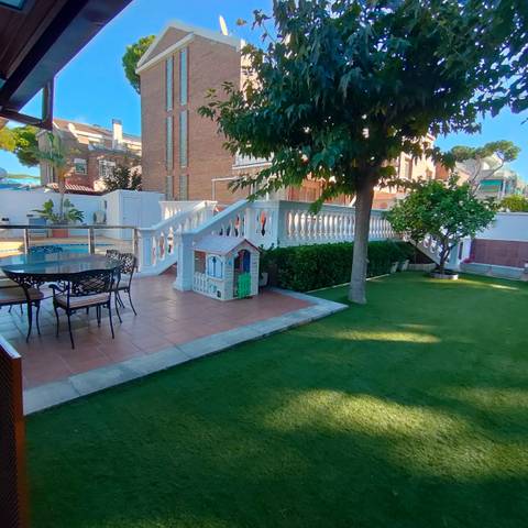 Casa adosada en Venta en La Pineda