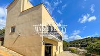 Vista exterior de Casa o xalet en venda en Mataró amb Aire condicionat, Terrassa i Piscina