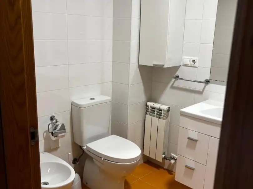 Bathroom of Flat for rent in Pontevedra Capital   with Terrace and Balcony