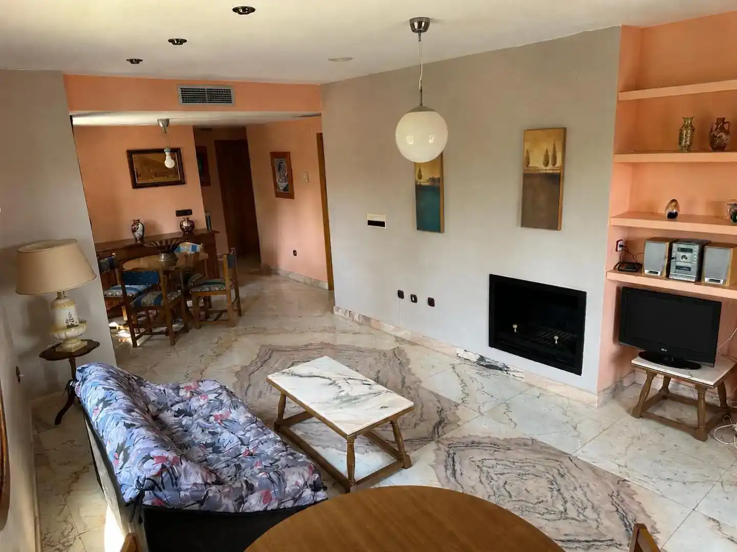 Sala d'estar de Pis de lloguer en Jaén amb Aire condicionat, Piscina i Moblat