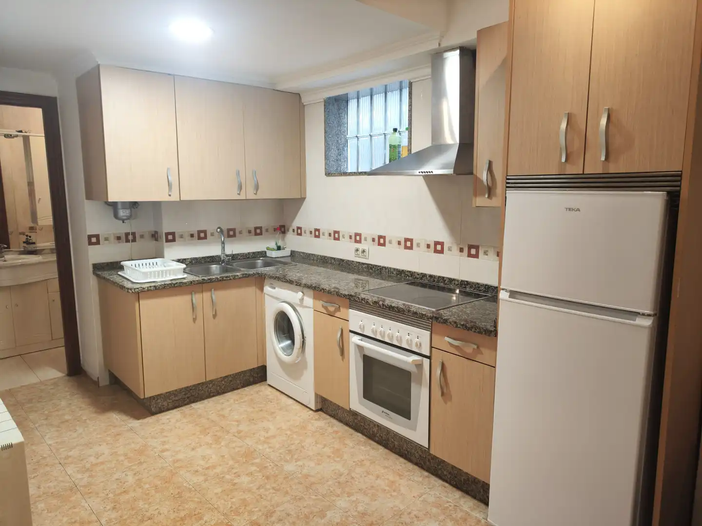 Cuina de Apartament de lloguer en Santiago de Compostela  amb Calefacció, Parquet i Moblat