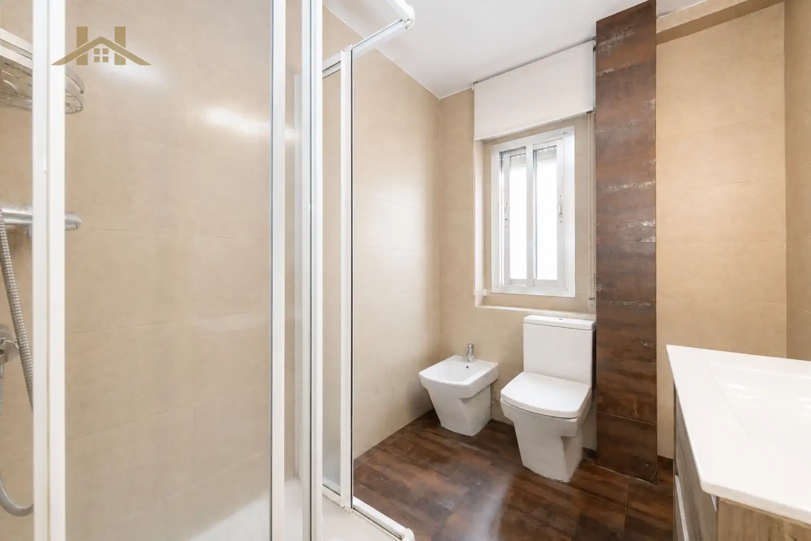Bathroom of Flat for sale in Madrid  with Air Conditioner, Heating and Furnished