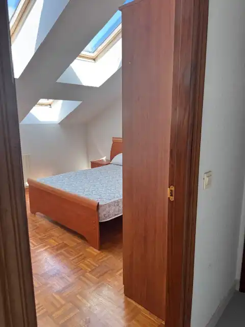 Schlafzimmer von Dachboden zum Verkauf in Taramundi mit Heizung, Möbliert und Ofen