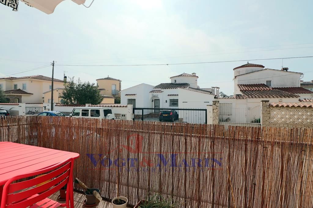 Vista exterior de Estudi en venda en Empuriabrava amb Calefacció, Terrassa i Moblat