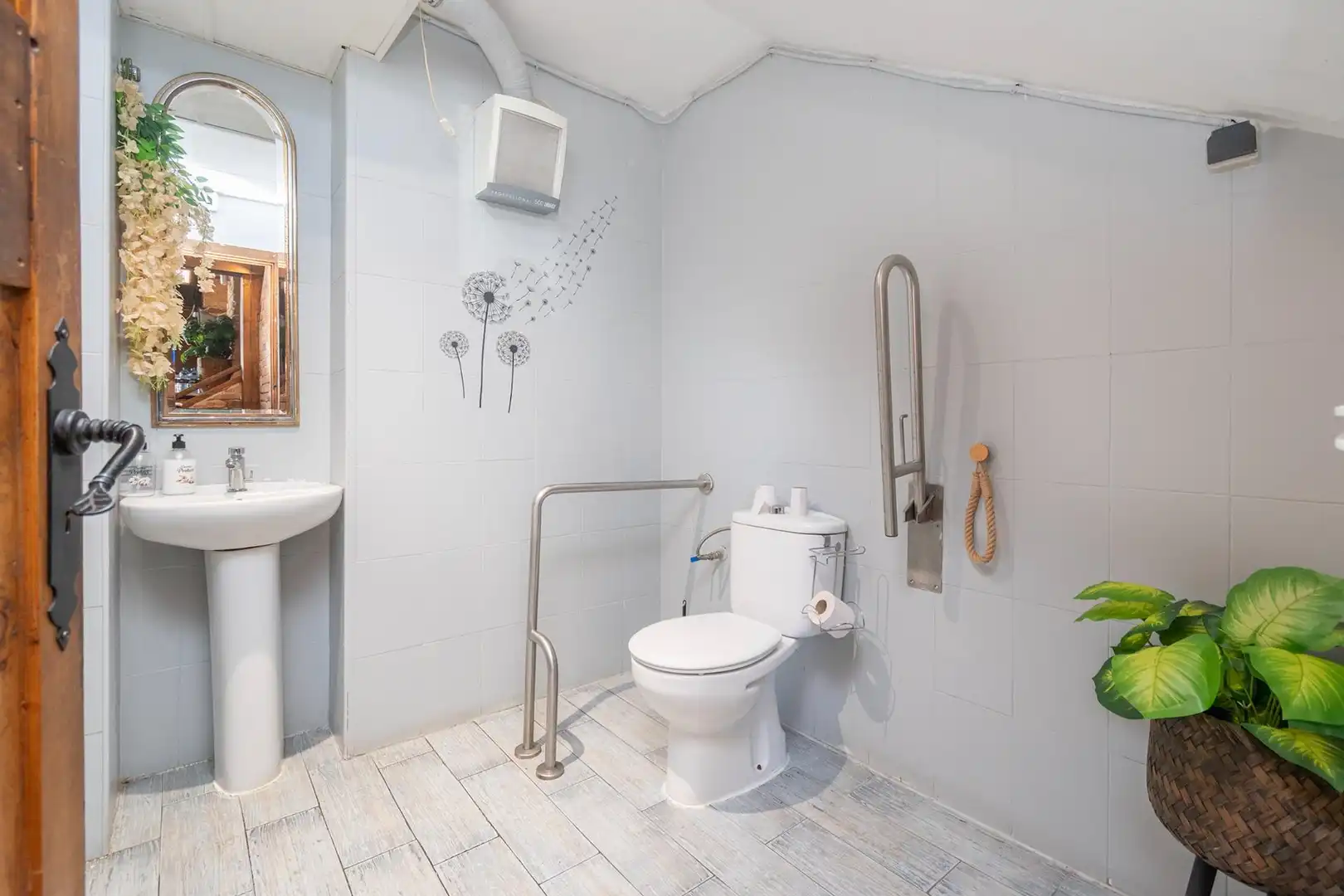 Baño de Local de alquiler en  Palma de Mallorca con Aire acondicionado, Terraza y Amueblado