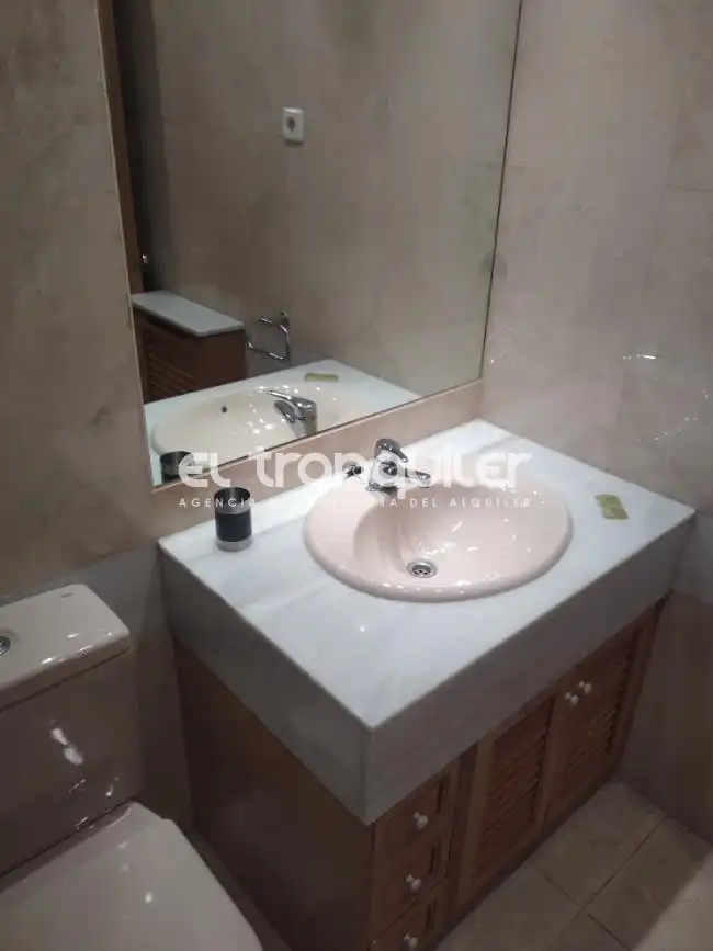 Badezimmer von Wohnung zur Miete in Madrid mit Parkett, Schwimmbad und Möbliert